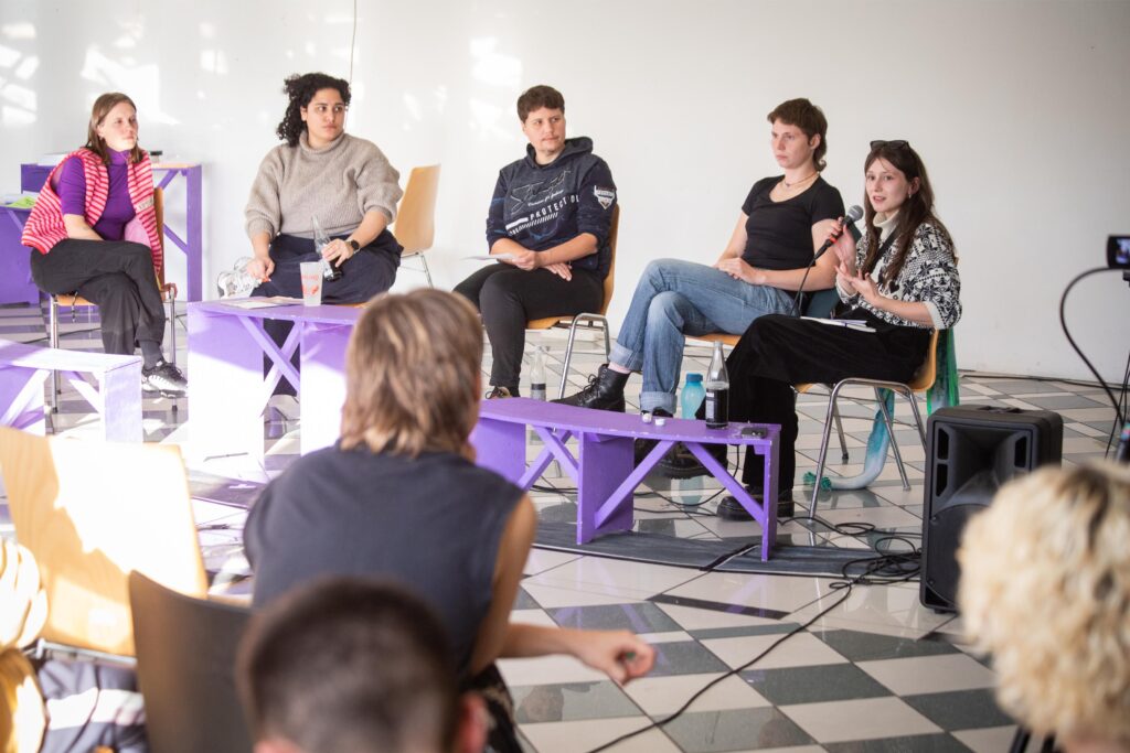 Panel aus 5 Personen das vor Publikum sitzt bei einer Awareness Fachtagung