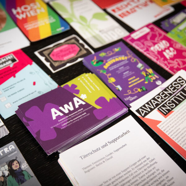 Verschiedene Flyer Stapel, im Fokus die Flyer von Awa Stern