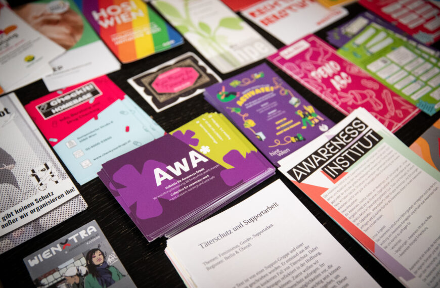 Verschiedene Flyer Stapel, im Fokus die Flyer von Awa Stern