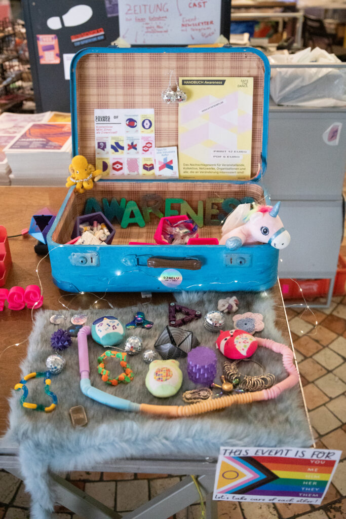 Ein Koffer voller Fidget Toys sowie davor ausgebreitete Fidget Toys