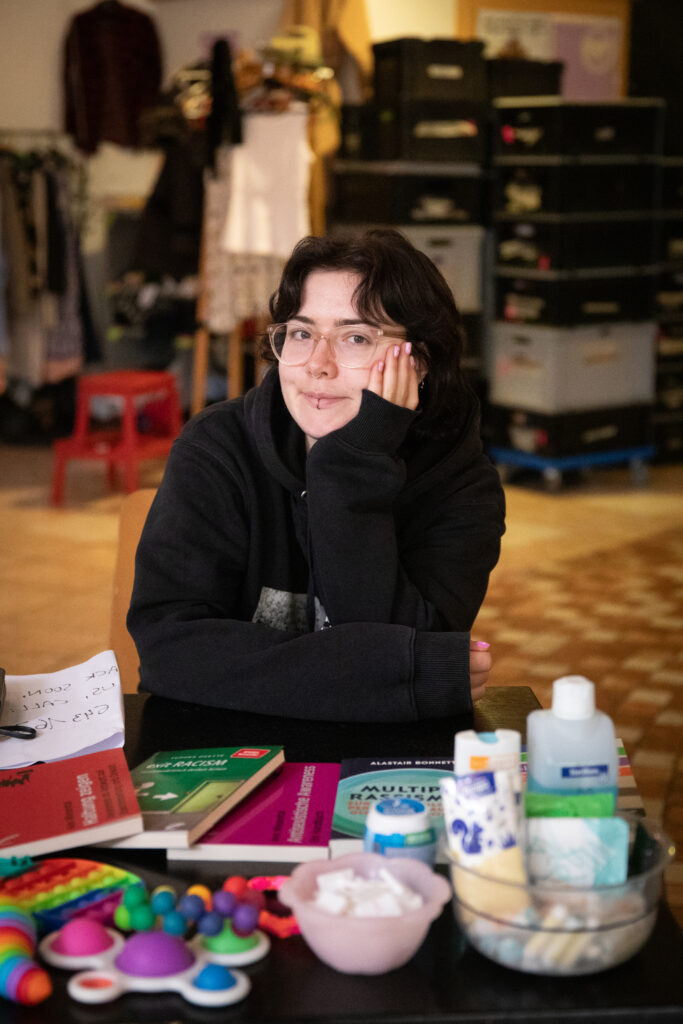 Awareness Person an einem Info-Tisch