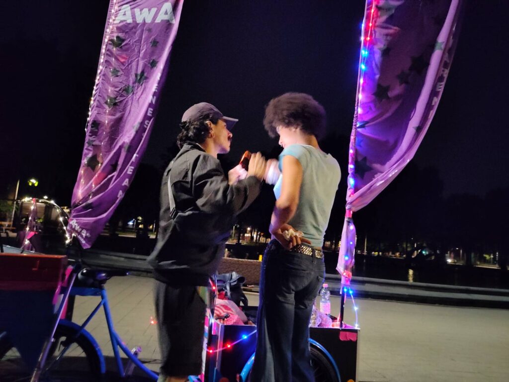 Zwei Awareness Personen am Awareness Lastenrad am Donaukanal in Wien